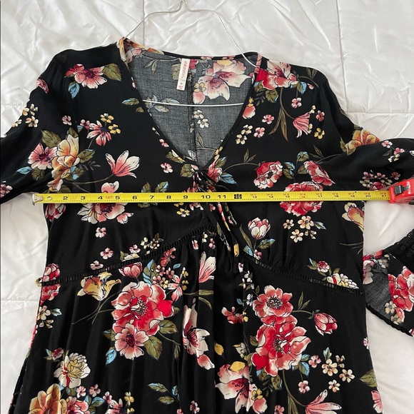 Black Floral Bell-sleeve Dress - Picture 2 of 2